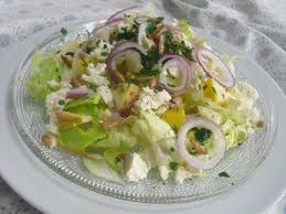 Eisbergsalat Mit Fetakase Apfel Und Gerosteten Sonnenblumenkernen Eisbergsalat Salat Rezepte