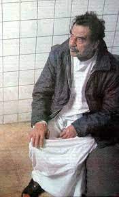شاهد ردة فعل صدام حسين لحظة إكتشاف مجموعة من رفاقه غير شجعان. ØªÙØ§ØµÙŠÙ„ Ø§Ù„Ø£ÙŠØ§Ù… Ø§Ù„Ø£Ø®ÙŠØ±Ø© Ù„ØµØ¯Ø§Ù… Ø¹Ù„Ù‰ Ù„Ø³Ø§Ù† Ø³Ø¬Ø§Ù†Ù‡ Ø§Ù„Ø£Ù…ÙŠØ±ÙƒÙŠ