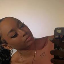 Chris Brown은 자신의 11:11 투어에서 자신의 셔츠를 벗어달라는 팬들로부터 요청을 들어왔다. “나는 계속해서 셔츠를  벗어달라는 요청이 들어온다. 그래도 난 내 옷이 좋아 🤣”