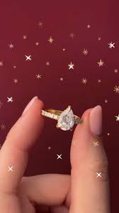 Dreaming of a Christmas proposal? 💍🎄 Let our engagement ring experts set  your mind at ease and