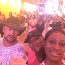 Please pray for my friend Robin!!!!! (From her husband and good friend Lee  Grodsky) Friends, I am sharing this with a very heavy heart. Robin is  currently in the fight for her