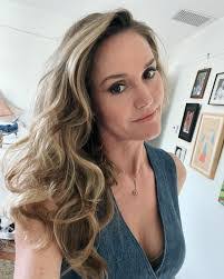 Erin Hayes's Instagram, Twitter & Facebook