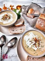 Herbstsuppe Mit Pfifferlingen Und Gebrannten Knoblauchmandeln Food Blog Schweiz Foodwerk Ch Herbst Suppe Pfifferlinge Lebensmittel Essen