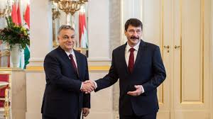Áder jános és vendége beszélget a fenntartható fejlődés, klímaváltozás, vízválság aktuális kérdéseiről. Ader Janos Felkerte Orban Viktort Az Uj Kormany Megalakitasara Youtube