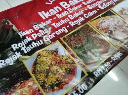 Lokasinya kalau dari arah dago bawah, ada di sebelah kanan. Banner Ikan Bakar Opal Tee