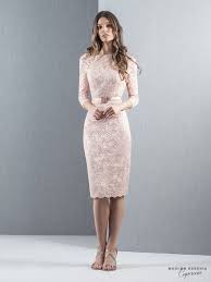 Le gonne a tubino a vita alta non si limitano ad essere capi per occasioni formali, ma sono outfits eleganti di ultima moda. Tubino Cerimonia Donna Elegante In Pizzo Con Manica 3 4 E Cinturina In Vita Favole Abiti Da Sposa E Da Cerimonia Con Sartoria