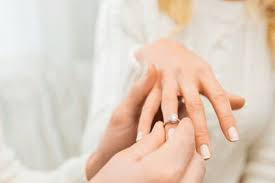 أنَّ المأمومَ مخاطَبٌ بالاستماعِ إجماعًا، فلا يجبُ عليه ما ينافيه؛ إذ لا قدرةَ له على الجمعِ بينهما، فصار نظيرَ الخُطبةِ، فإنَّه لَمَّا أُمِرَ بالاستماعِ، لا. Ù‚Ø±Ø§Ø¤Ø© Ø³ÙˆØ±Ø© Ø§Ù„ÙØ§ØªØ­Ø© ÙÙŠ Ø§Ù„Ù…Ù†Ø§Ù… Ù„Ù„Ø¹Ø²Ø¨Ø§Ø¡