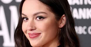 Olivia Rodrigo Channels '90s Grunge at the Rock & Roll Hall of Fame  Induction Ceremony