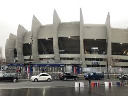 Le parc des princes, depuis sa construction en tant qu'enceinte sportive multifonctionnelle depuis 1897, a accueilli de nombreux événements sportifs majeurs, dont deux finales de l'euro de football (en 1960 et 1984), trois finales de la coupe des clubs champions européens (en 1956, 1975 et 1981), deux finales de la coupe des coupes (en 1978 et 1995) et une finale de coupe uefa en. Reportage Psg Barcelone Il Est 6 Heures Paris S Endort Lens Maville Com