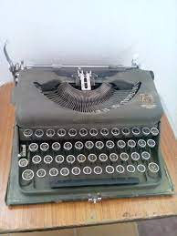 File:آلة كاتبة قديمة 01.jpg - Wikimedia Commons