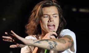 Harry styles cambia look per l'inizio delle riprese di don't worry darling, il suo nuovo film. Harry Styles Stupisce I Fan Con Il Suo Nuovo Taglio Di Capelli Radio 105