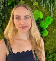 Iris Myers's Instagram, Twitter & Facebook