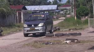 Tinggal di mobil bukanlah hal yang biasanya disarankan oleh semua orang. Terlihat Mobil Polisi Berada Didepan Rumah Penganiaya Guru Kontrak
