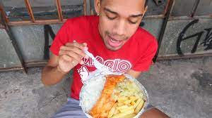 COMENDO NA RUA! ISSO QUE É PANQUECA??? 