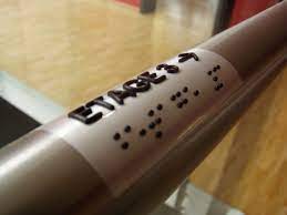 plaque signaletique fixe en metal pour main courante en braille barrierefrei moedel schilderfabri braille environmental graphic design signage system