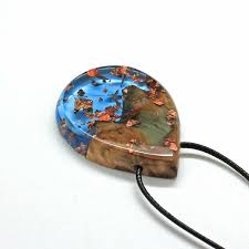 Vous pouvez utilisez des moules ou des pendentifs ouverts. Bijoux En Resine A Fabriquer Soi Meme Tutoriel Et 70 Idees De Modeles