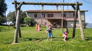 Reserva tu casa rural en las provincias de gerona, barcelona, lérida, tarragona y andorra. Casa Rural Con Granja En La Garrotxa Catalunya Experiencia En Familia Loca Academia Familiar