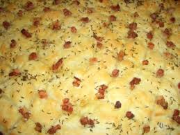 Speckkuchen sind zumeist blechkuchen aus hefefeinteig mit einer auflage von gedünsteten zwiebeln, speck. Verboten Gut Saarbrigger Speckkuchen