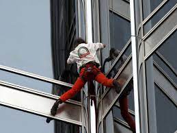 He will commence to climb tomorrow monday at 28th march 2011 at 16:00hrs and is expected to complete at 20:00hrs. French Spiderman Scales Burj Khalifa Uae Gulf News