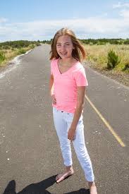 Toutes nos nouveautés mode pour fille. Une Adolescente Voyage Nu Pieds Sur Une Route Vide Image Stock Image Du Path Fille 43787465