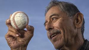 Firmado, sellado, entregado: Cómo el regalo de una pelota de béisbol de  1963 conectó a dos hombres de Oxnard