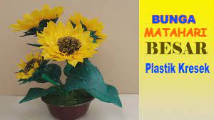 Jual bunga matahari pot talenan bunga plastik artificial hiasan dinding jakarta barat ditari shop tokopedia. Cara Mudah Membuat Bunga Matahari Dari Plastik Kresek Youtube