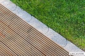 Rasenkantensteine Setzen Mit Und Ohne Beton Verlegen Anleitung In 2020 Rasenkantensteine Beetumrandungen Rasen