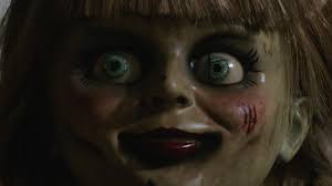 Annabelle is an allegedly haunted raggedy ann doll, housed in the occult museum of the paranormal investigators ed and lorraine warren. Kommt Annabelle 4 So Geht Es Nach Annabelle 3 Mit Der Conjuring Reihe Weiter Kino News Filmstarts De