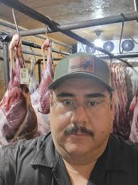 Our Friend, Blake Silva come out this evening to see us and he brought me  this nice cap. He owns Texas Cazadores Taxidermy. BUT that's not all he  does. This guy does