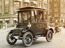 Creația sa este considerată primul mijloc de transport disponibil în comerț și de succes cu un motor cu ardere internă. 60 De Ani De La Primul Automobil Dotat Cu Baterii Solare