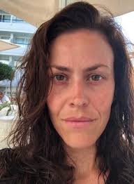 14-årig pige voldtaget og en 14-årig pige forsøgt voldtaget ved  fodboldturnering” “Politiet efterlyser tre unge mænd efter groft overfald  på station” Efter en lang periode med fuldtidsarbejde som skolelærer samt  byrådsarbejde og