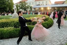 Most visszatért az élete egyik fontos állomását jelentő báli helyszínre, ahol a fejére tették a koronát. A Balatonfuredi Anna Bal 2017 Kallai Tancstudio