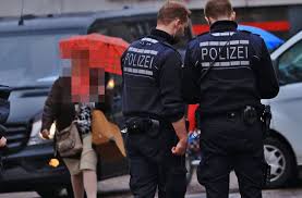 Posted on oktober 1, 2020 by leave a comment. Am Tatort Sind Polizisten Mit Der Spurensicherung Beschaftigt Stuttgarter Nachrichten
