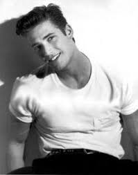 Starul american kevin bacon a aflat că are o legătură de rudenie neaşteptată cu soţia sa. 87 Actori Ideas Actori Henry Cavill Jim Caviezel