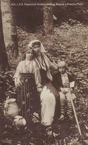 Konigin Marie Von Rumanien Mit Ihren Kindern Maria Und Nicolae Romanian Royal Family Vintage Romania European History