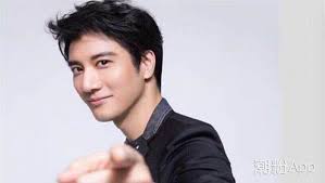 王力宏（ leehom wang ，1976年5月17日 － ），華語流行音樂 男歌手、音樂家、唱片製作人、作曲家、編曲家、演員和電影導演，出生及成長於美國 紐約上州 罗切斯特，畢業於威廉姆斯學院。 1995年於臺灣發行第一張華語專輯《情敵貝多芬》，並在華語地區及亞洲發展音樂事業，後多參與公益活動及戏剧. çŽ‹åŠ›å®å‡ ä¸ªå­©å­å¦‚ä»Šä¸¤å¥³ä¸€å„¿å¹¸ç¦ç¾Žæ»¡ å°šä¹‹æ½®