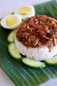 Nasi lemak biasanya disajikan bersama rendang, telur, dan sambal. Nasi Lemak Traditional Indo Malay Recipe 196 Flavors