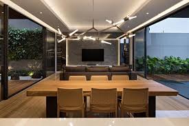 Meja ruang tamu minimalis merupakan furniture yang tak boleh terlewatkan dalam desain ruang penambahan cermin lebar di ruang tamu juga dapat menjadi salah satu cara untuk membuat silahkan melihat ide desain dan dekorasi rumah terbaru lainnya yang telah admin sediakan pada. 6 Tips Menata Ruangan Luas Agar Lebih Homey