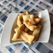 Si tratta di una pasta di pane fritta, che si può gustare in versione dolce o salata. I Pinzin Pasta Del Pane Fritta Foto Di Ristorante La Luna Azeglio Tripadvisor
