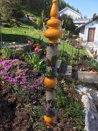 Stele In Sonnenblumengelb Mit Hauser Motiven Garden Pottery Stele Clay Moulding