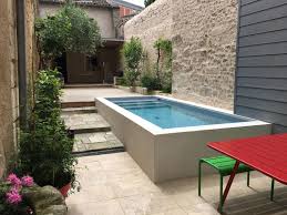 25 cocktail pool design ideas for small outdoor spaces petite piscine piscine amenagement paysager piscine carre