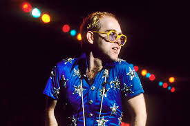 Elton john and bernie taupin wrote, don't go breaking my heart under the pseudonyms ann orson and carte blanche. Die Besten Buhnenoutfits Von Elton John Vogue Germany