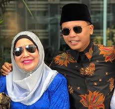 Hafiz dan isteri, nureffy jasreel abdullah mendirikan rumah tangga pada 14 mei 2016 dan dijangkakan menyambut kelahiran cahaya mata sulung awal tahun hadapan. Biodata Hafiz Suip Penyanyi Lagu Kisah Cinta Kita Iluminasi