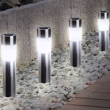 Lampes solaires de jardin pour s'éclairer sans frais de d'électricité et sans frais d'entretien. Balise Solaire Design Inox X4 Borne De Jardin 12626