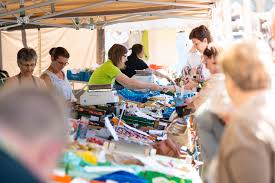 Poperinge - 🛎️ Op vrijdag 4 en vrijdag 11 juli verhuist de vrijdagmarkt  naar het Oudstrijdersplein door de julifoor. Naar de markt gaan is deze  zomer extra leuk door deze animatie: 🎁