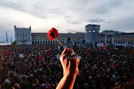 Esse dia é um marco histórico para portugal, é feriado e tem até uma ponte com o nome 25 de abril, em homenagem a revolução. A Revolucao Dos Cravos Carta Educacao Revolucao Dos Cravos Revolucao Cravos