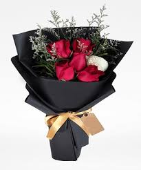 The cre8iv edge was established in 2019 by ashley & mellanie chetty. 5 Red Roses Flowers Bouquet Online Gift Shop Pakistan To Dubai Abu Dhabi Sharjah Uae From Pakistan Courier Company Karachi Pakistan Cakes Flowers Gifts