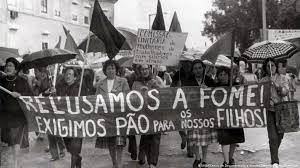 This is revolução dos cravos by inês f mota on vimeo, the home for high quality videos and the people who love them. As Mulheres Da Revolucao Dos Cravos 25 De Abril E Independencias Dw 19 04 2014