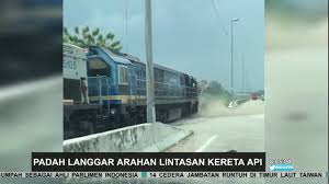 Maybe you would like to learn more about one of these? Padah Langgar Arahan Lintasan Kereta Api Youtube