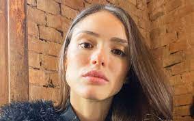 Presently, isabelle drummond age is 27 years.she debut on tv with a novel quick support in laços de família in 2000. Isabelle Drummond Reveals That She Stealed Cigarettes As A Child I Did A Lot Of Art Entertainment Prime Time Zone